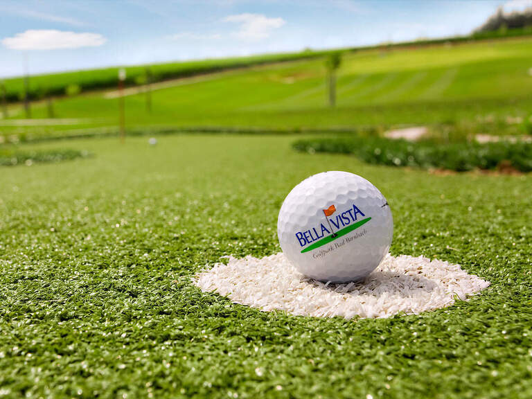 Auf einem Golfplatz bei Bad Birnbach liegt ein Golfball auf einem weiß markierten Punkt